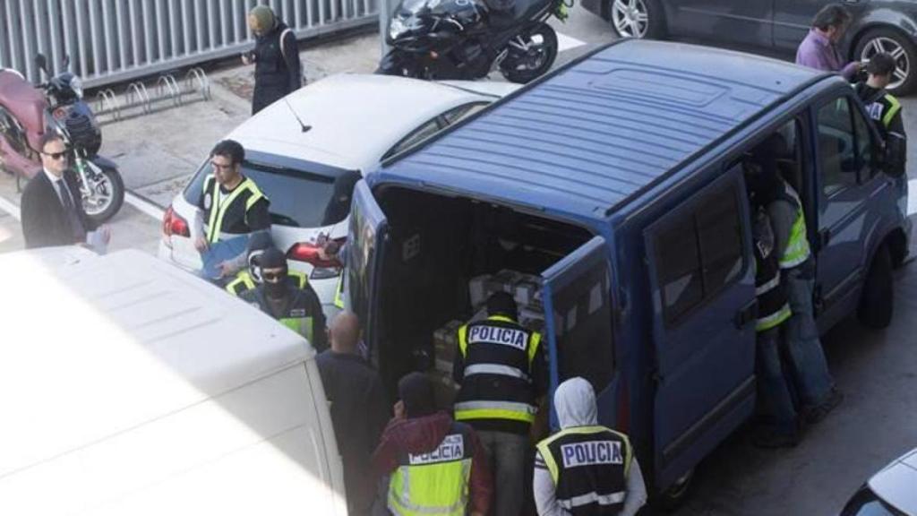 Efectius de la Policia Nacional registren una furgoneta en una incineradora de Sant Adrià de Besòs