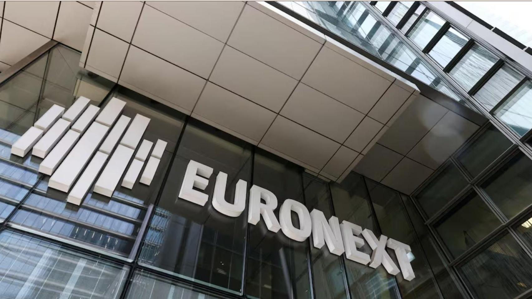 Logo de Euronext en un edificio del distrituo de la Defense, cerca de París.