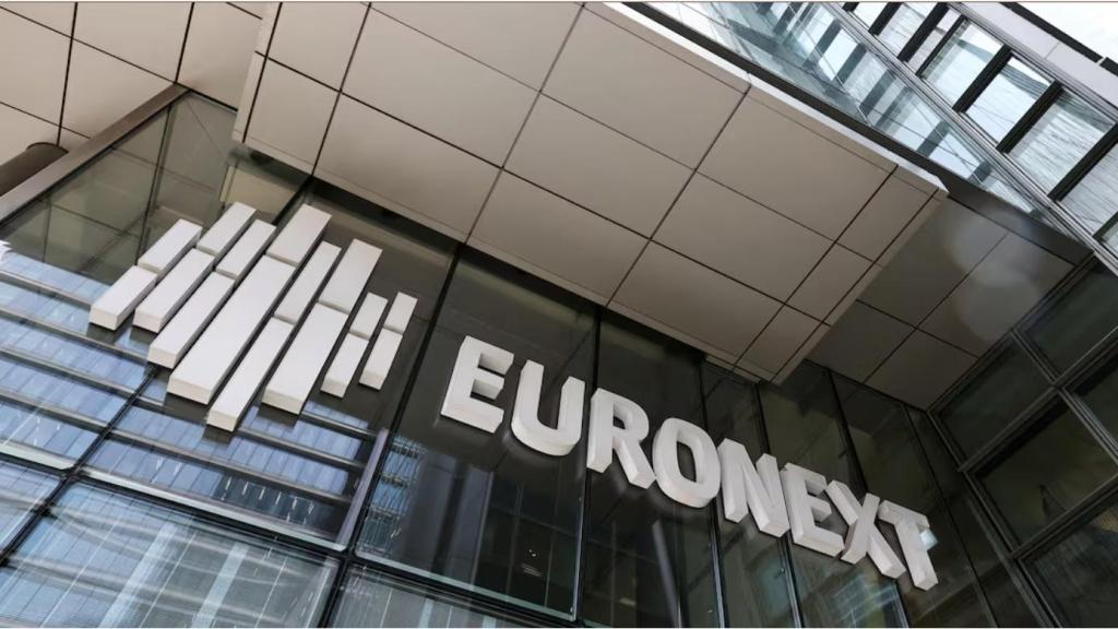 Logo d'Euronext en un edifici del districte de la Defense, a prop de París.