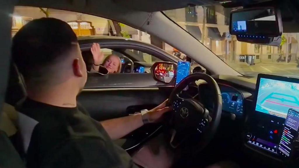 El streamer MarioTaxi habla con Ester Expósito mientras Mbappé conduce