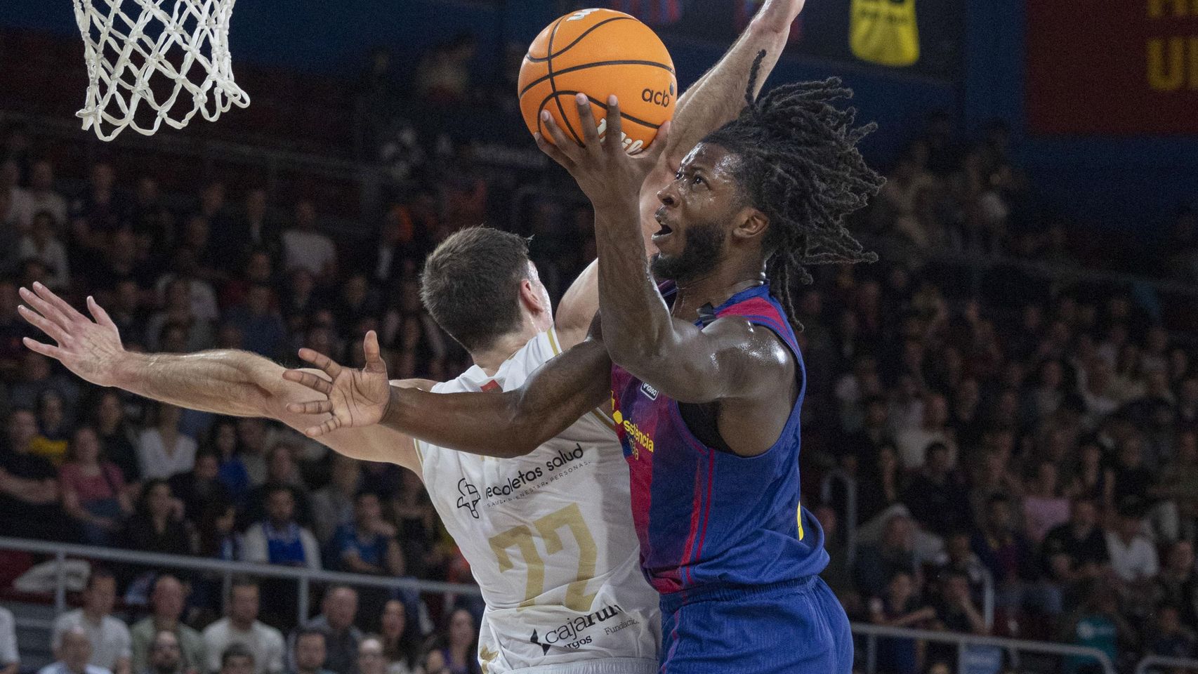 Myles Cale prueba una bandeja en el Barça de basket-San Pablo Burgos de la ACB