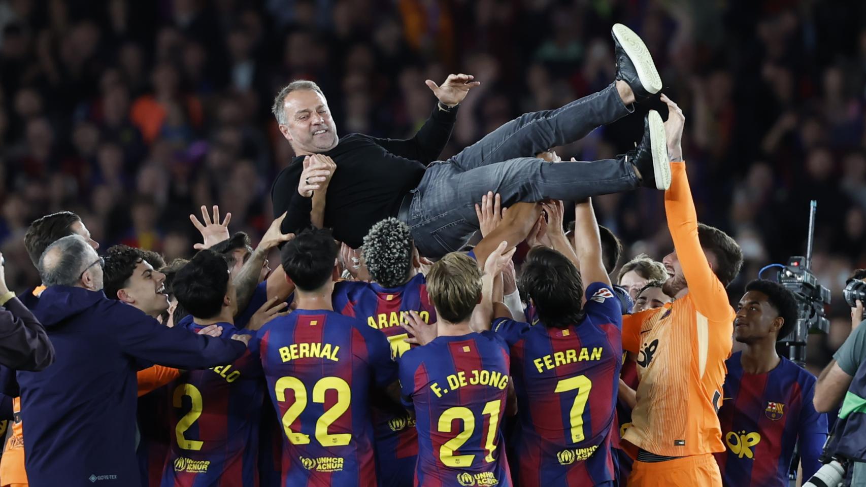 Los jugadores del Barça mantean a Hansi Flick tras ganar el título de la Liga 2025-26