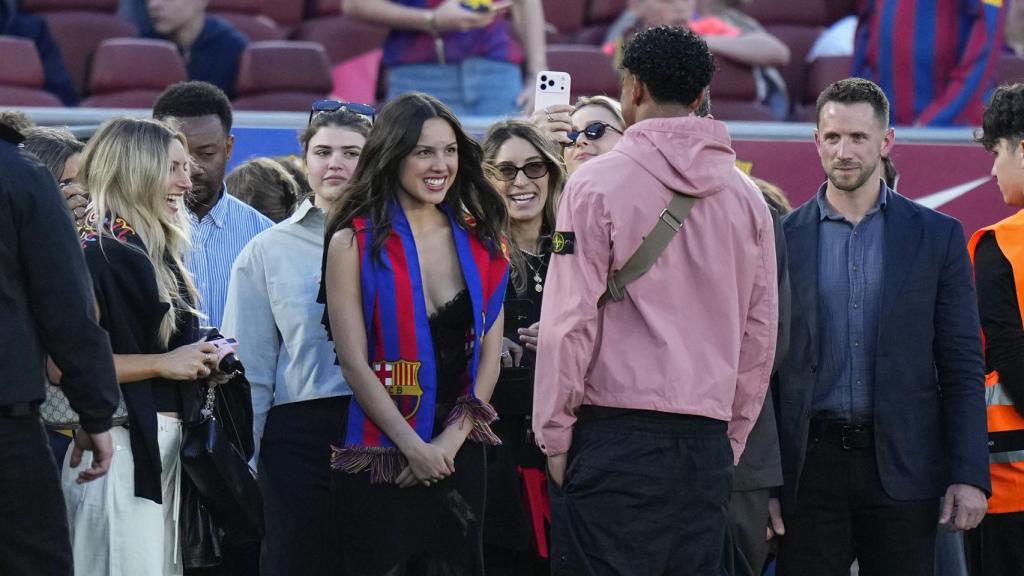 Lamine Yamal conversa amb Olivia Rodrigo abans del clàssic contra el Reial Madrid al Spotify Camp Nou