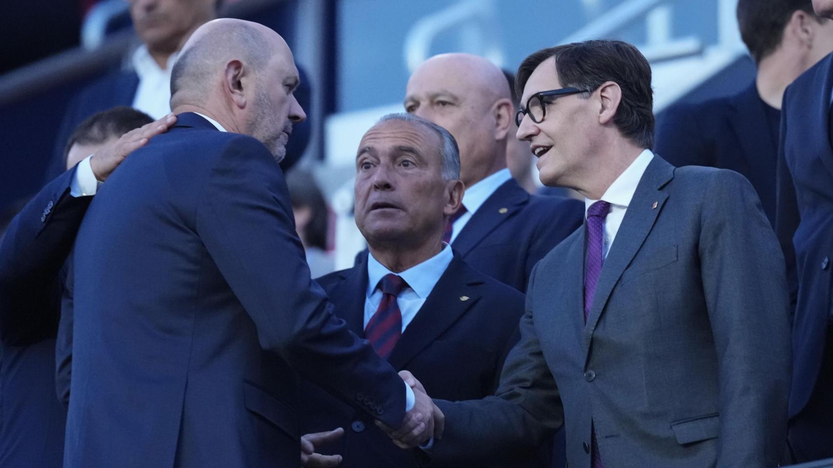 Salvador Illa se saluda con Rafa Louzán en el clásico del Spotify Camp Nou