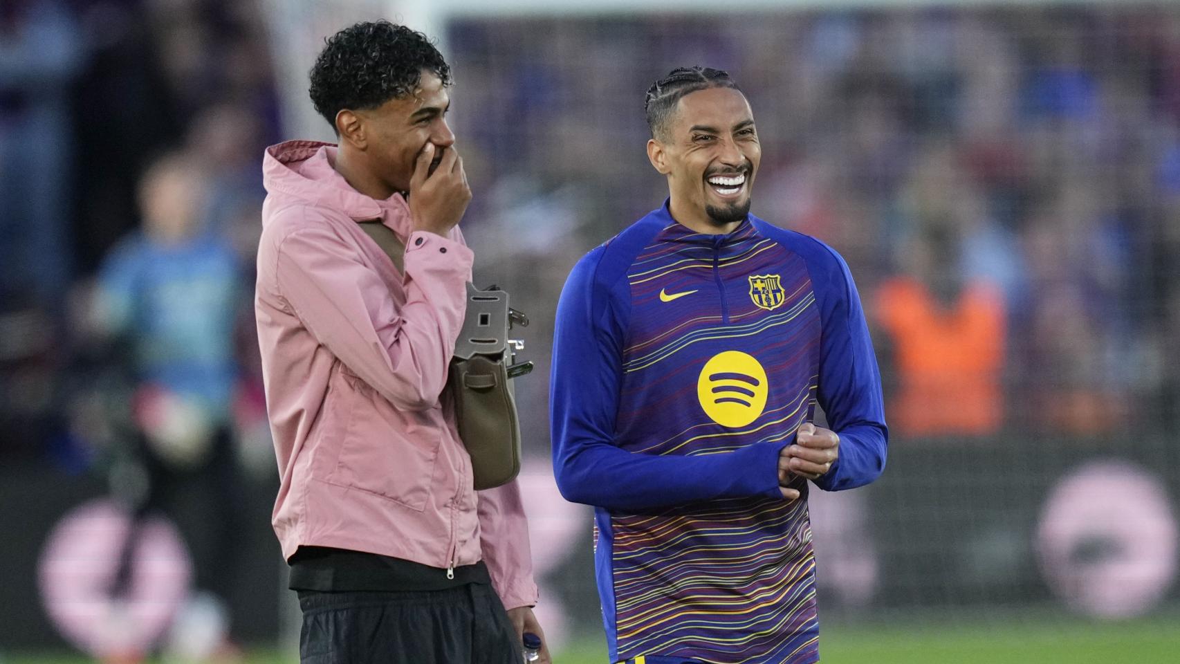 Lamine Yamal conversa con Raphinha antes del clásico contra el Real Madrid en el Spotify Camp Nou