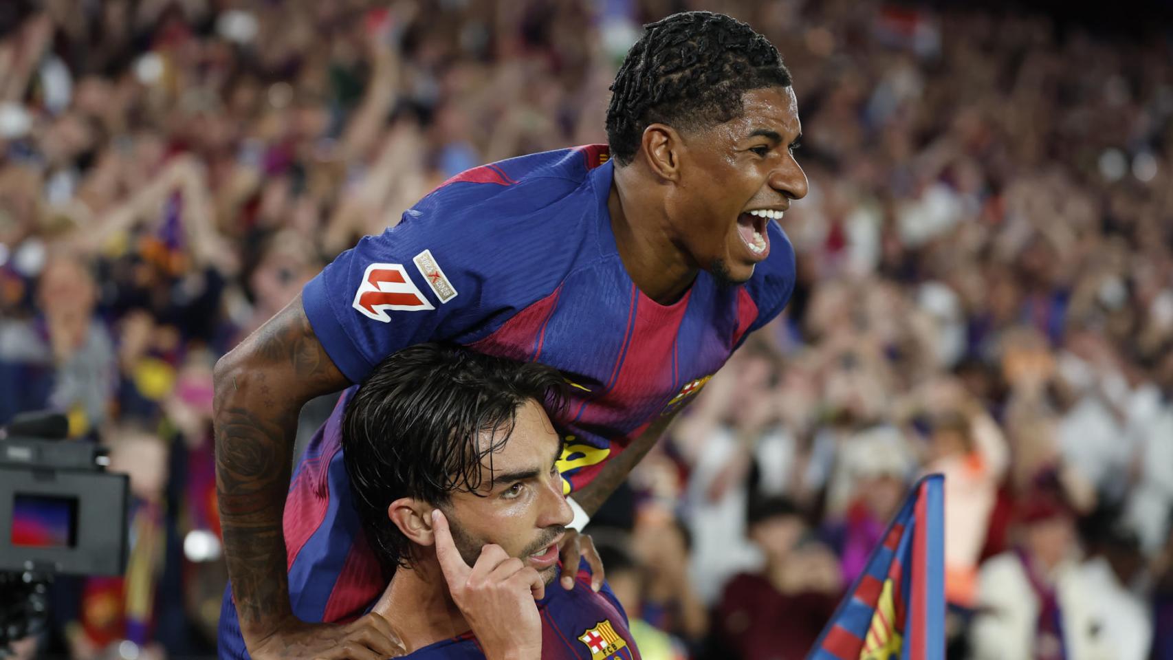 Ferran Torres y Marcus Rashford celebran un gol del Barça al Real Madrid
