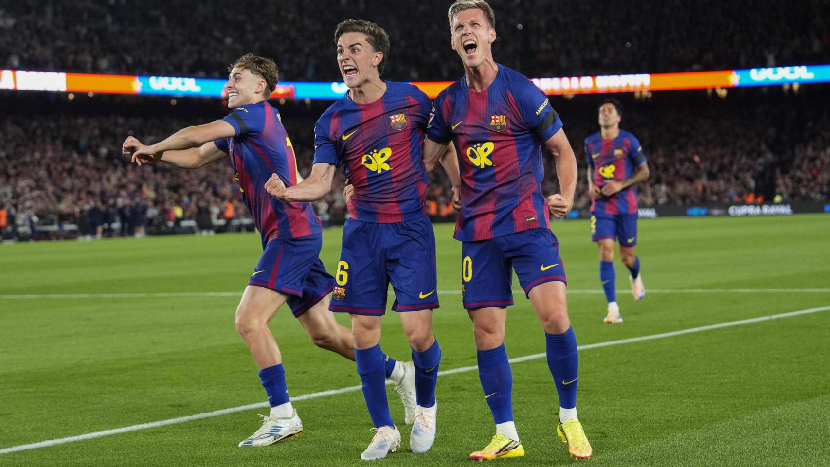 Fermín, Gavi y Olmo celebran un gol del Barça al Madrid