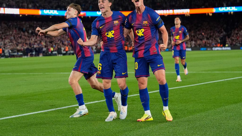 Fermín, Gavi y Olmo celebran un gol del Barça al Madrid