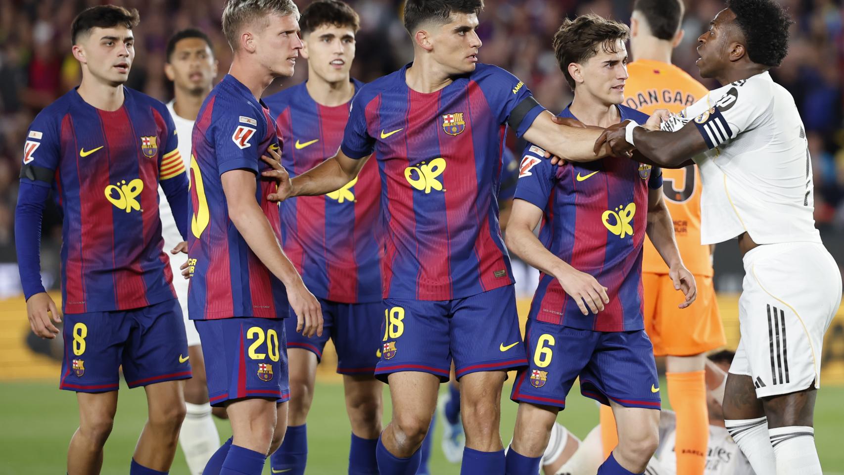 Vinicius Jr discute con los jugadores del Barça en el clásico del Spotify Camp Nou