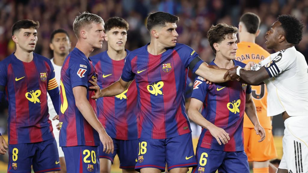 Vinicius Jr discuteix amb els jugadors del Barça en el clàssic del Spotify Camp Nou