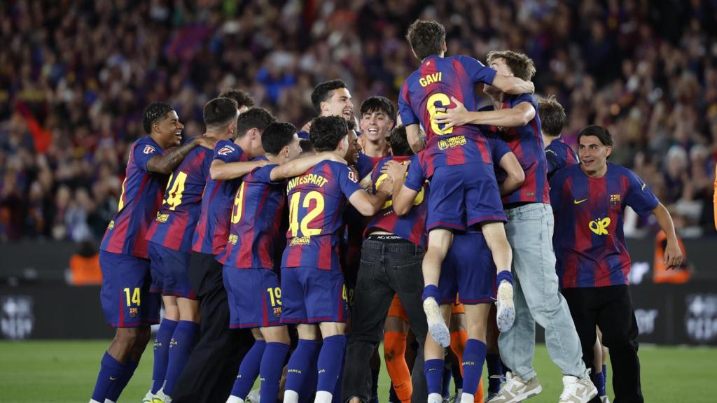 El Barça celebra la Liga frente al Real Madrid, en el césped del Spotify Camp Nou
