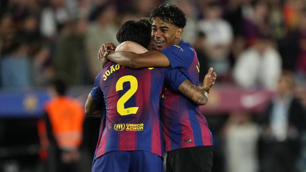 Lamine Yamal celebra la Lliga del Barça amb Joao Cancelo