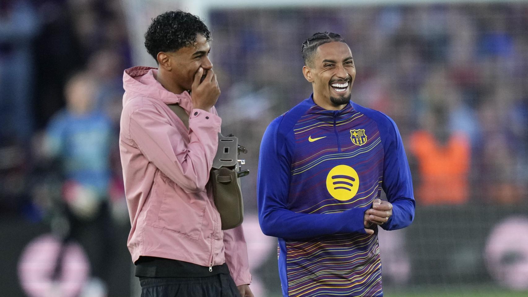 Lamine Yamal conversa con Raphinha antes del clásico contra el Real Madrid en el Spotify Camp Nou