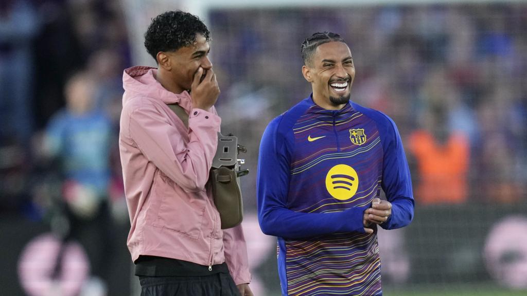 Lamine Yamal conversa con Raphinha antes del clásico contra el Real Madrid en el Spotify Camp Nou