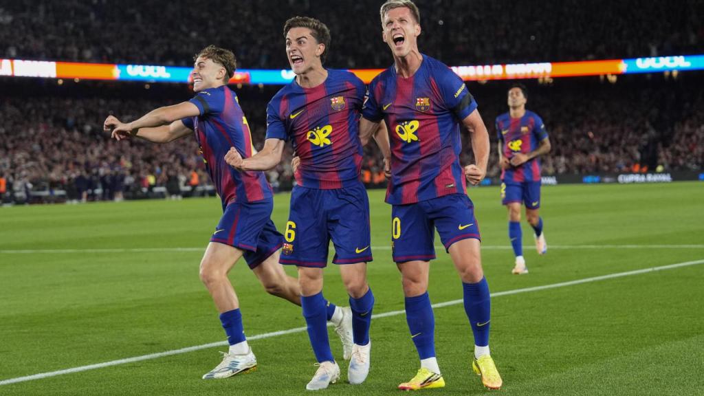 Fermín, Gavi y Olmo celebran un gol del Barça al Madrid