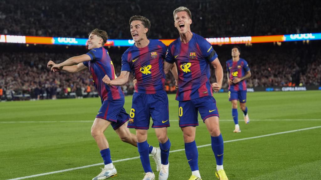 Fermín, Gavi y Olmo celebran un gol del Barça al Madrid