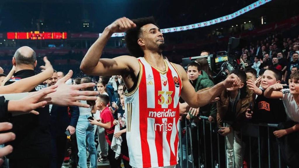 Jordan Nwora con el Estrella Roja