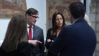 La consellera de Educación de la Generalitat de Catalunya, Esther Niubó, y el presidente de la Generalitat, Salvador Illa, durante la firma del acuerdo de colaboración con las entidades municipalistas catalanas para reformar y mejorar los centros educativos públicos