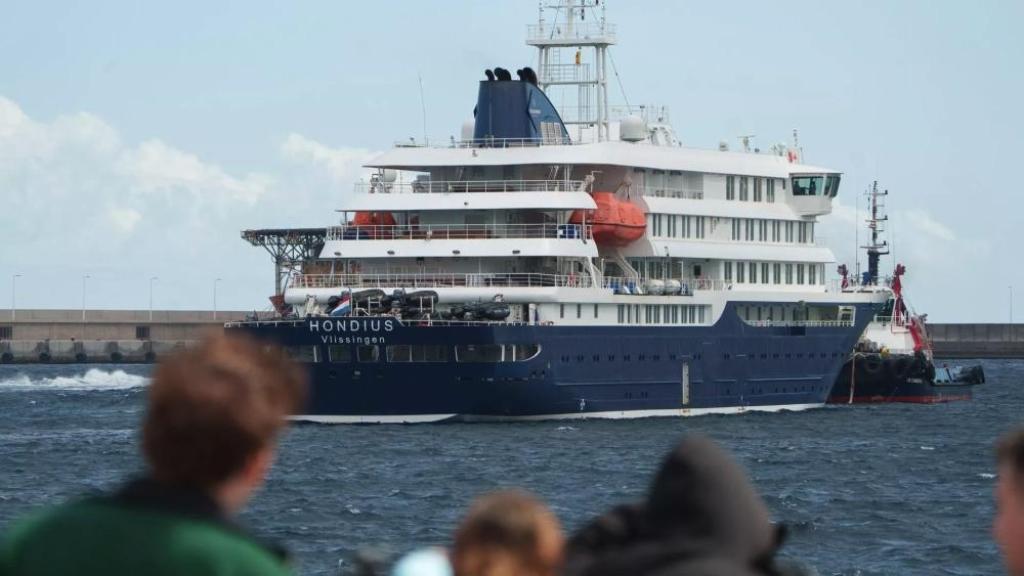 El crucero MV Hondius, afectado por varios casos de hantavirus, permanece fondeado en el interior del puerto de Granadilla de Abona