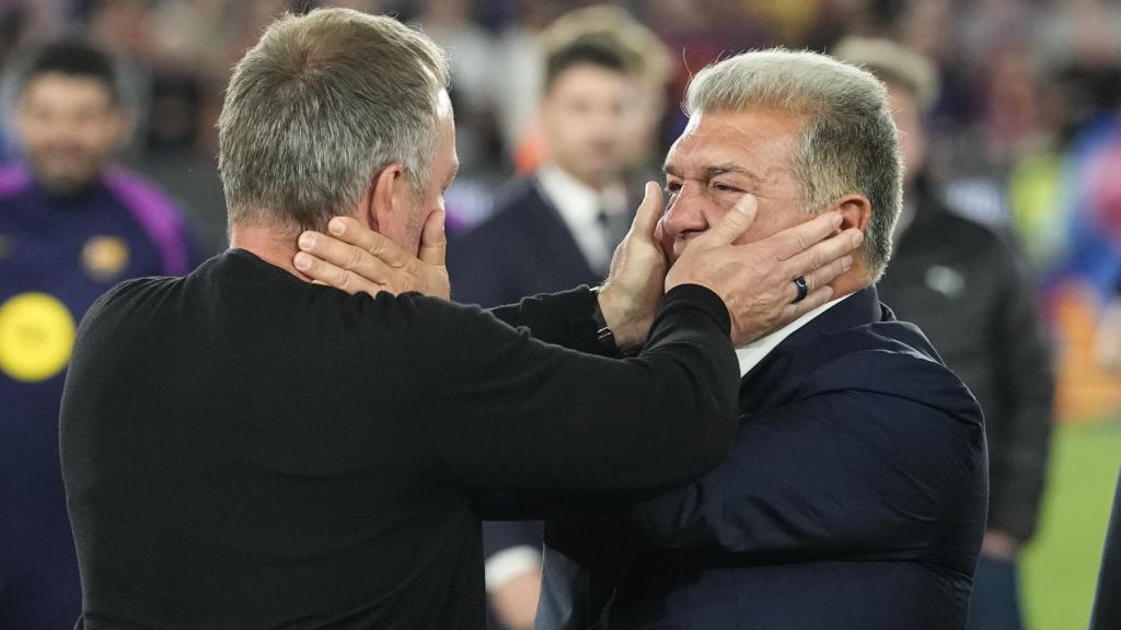 Hansi Flick se abraza con Joan Laporta tras ganar la Liga 2025-26
