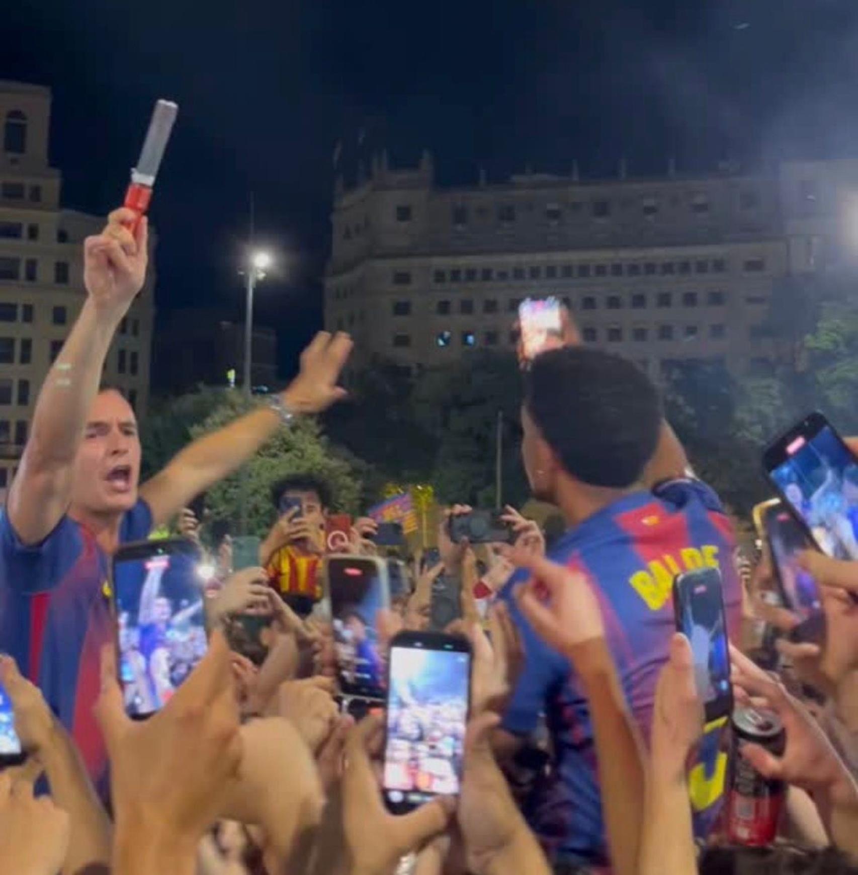Marc Casadó i Alejandro Balde celebren el títol de la Lliga a Plaça Catalunya
