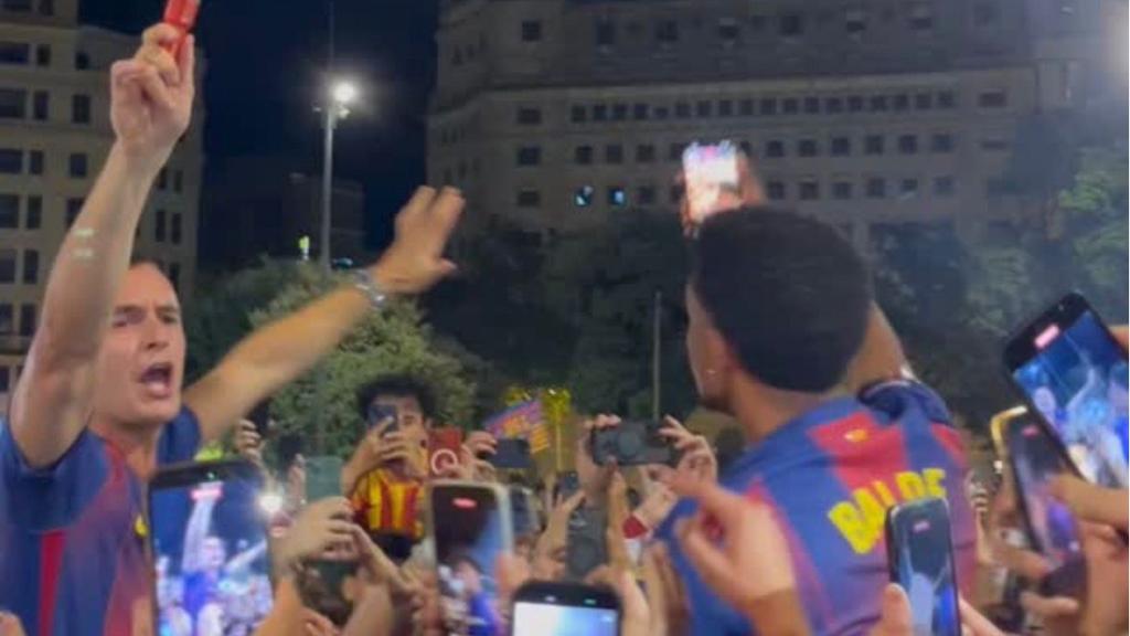 Marc Casadó i Alejandro Balde celebren el títol de la Lliga a Plaça Catalunya
