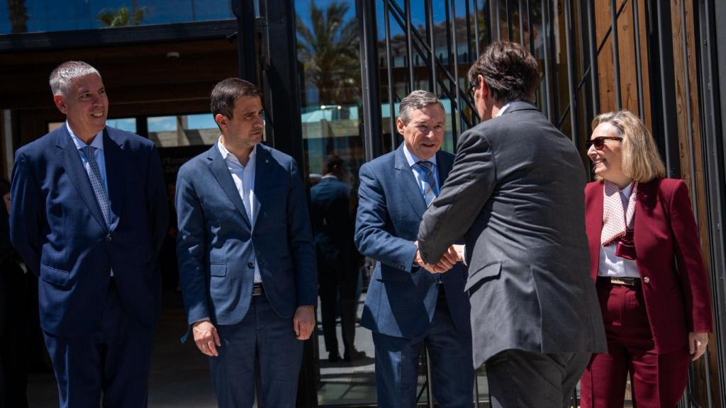 Salvador Illa, president de la Generalitat, saluda Ángel Simón, president d'Indra
