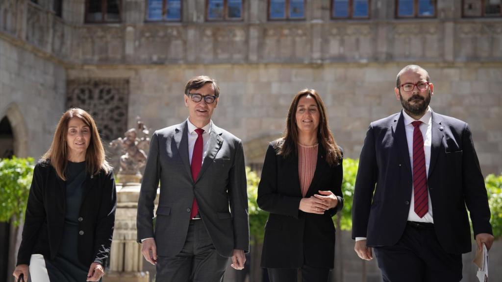 La presidenta de l'ACM, Meritxell Budó, el president de la Generalitat, Salvador Illa, la consellera d'Educació de la Generalitat de Catalunya, Esther Niubó, i el president de la FMC, David Bote