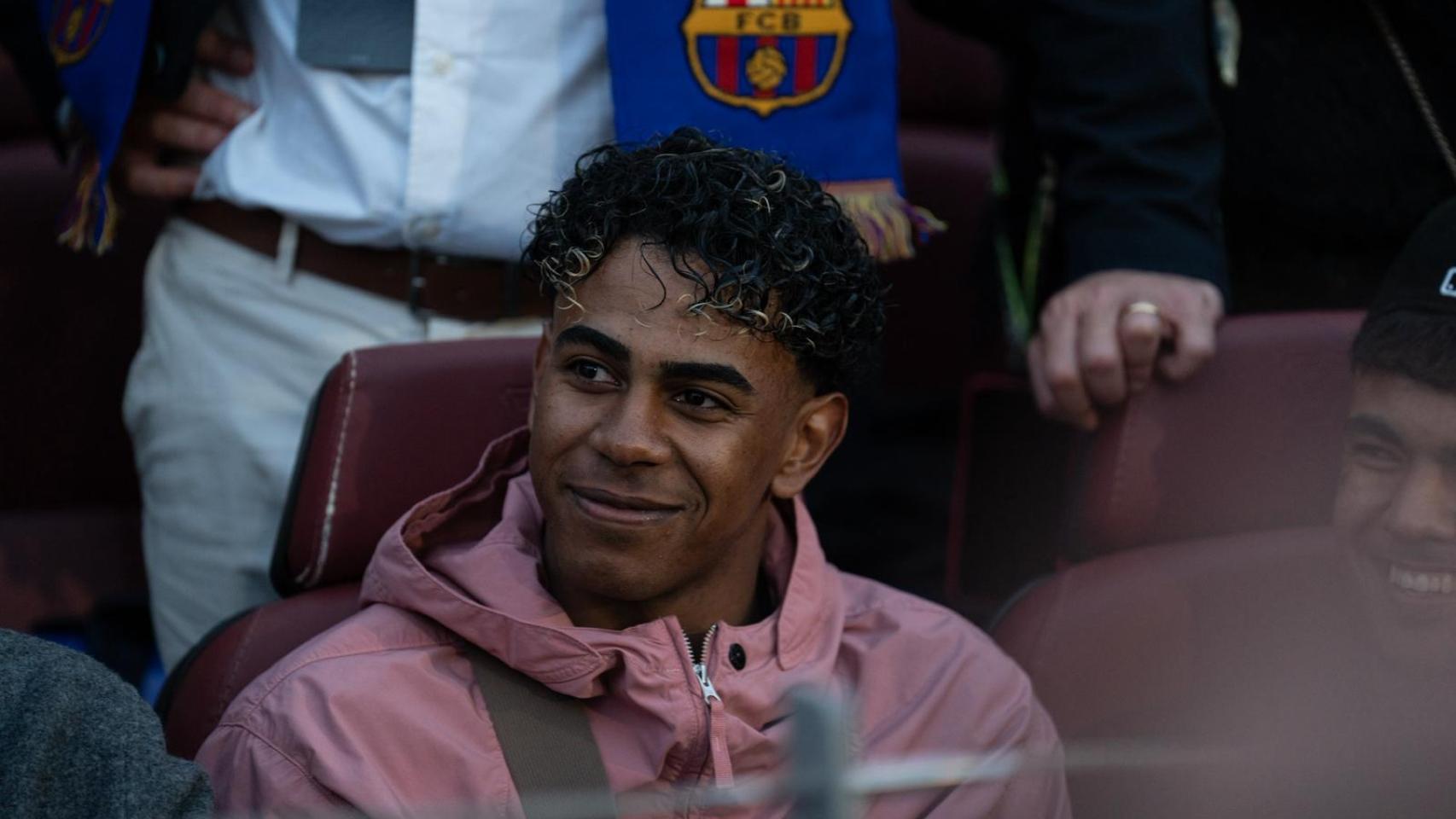 Lamine Yamal disfruta del clásico Barça-Real Madrid en la grada del Spotify Camp Nou