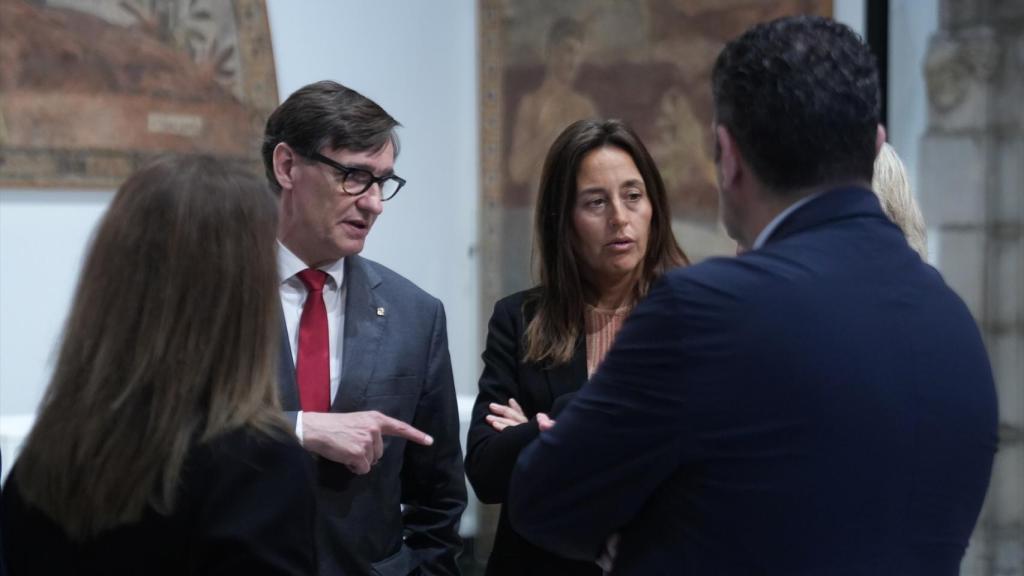La consellera de Educación de la Generalitat de Catalunya, Esther Niubó, y el presidente de la Generalitat, Salvador Illa, durante la firma del acuerdo de colaboración con las entidades municipalistas catalanas para reformar y mejorar los centros educativos públicos