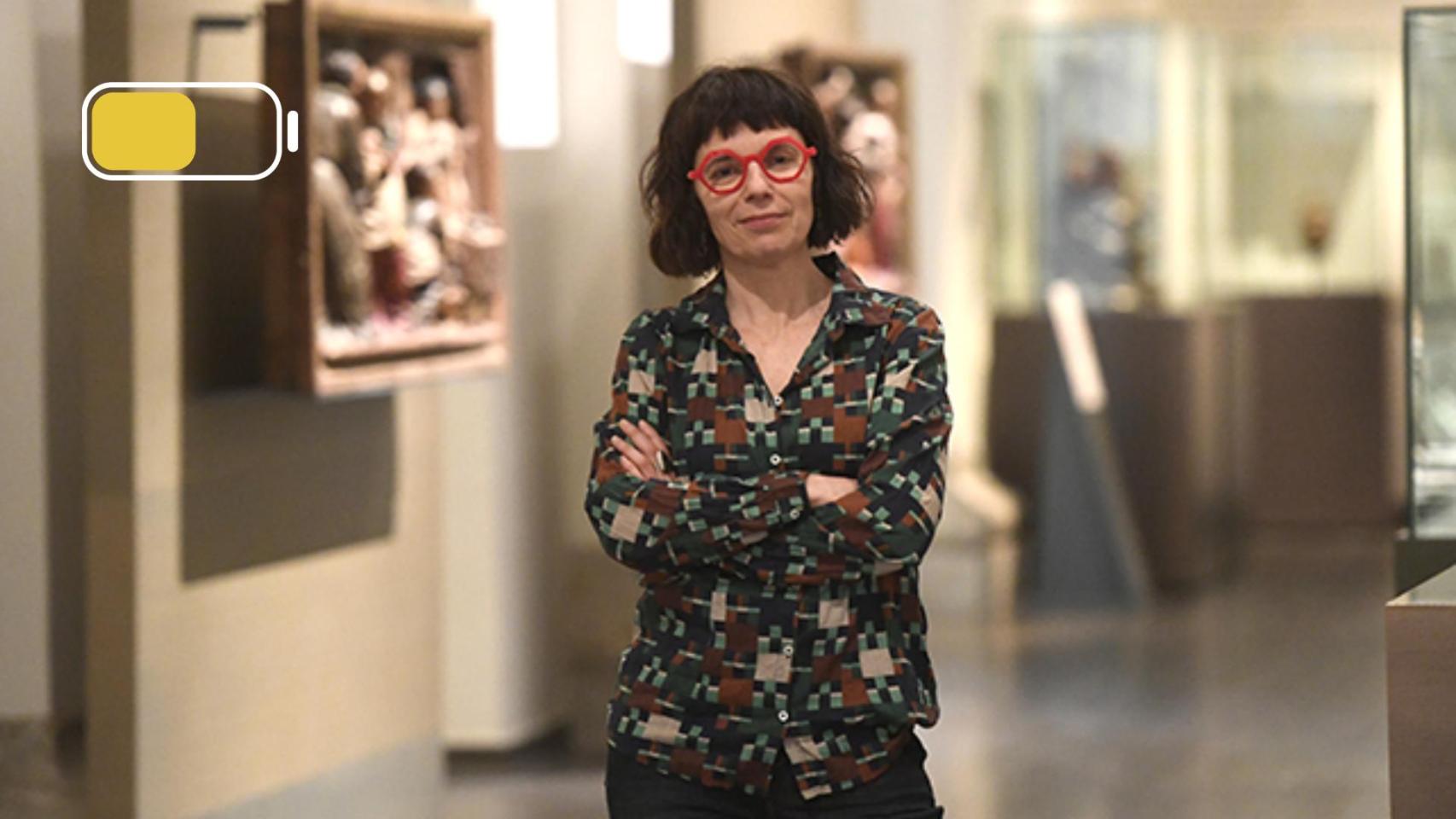 Un montaje con una imagen de Clara Arbués, la directora del Museo de Lleida, de fondo