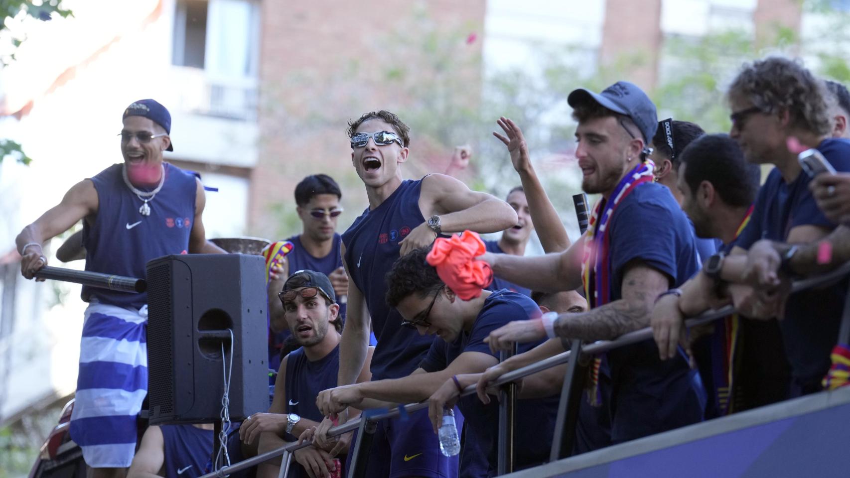 Los jugadores del Barça, en la rúa de campeones de la Liga