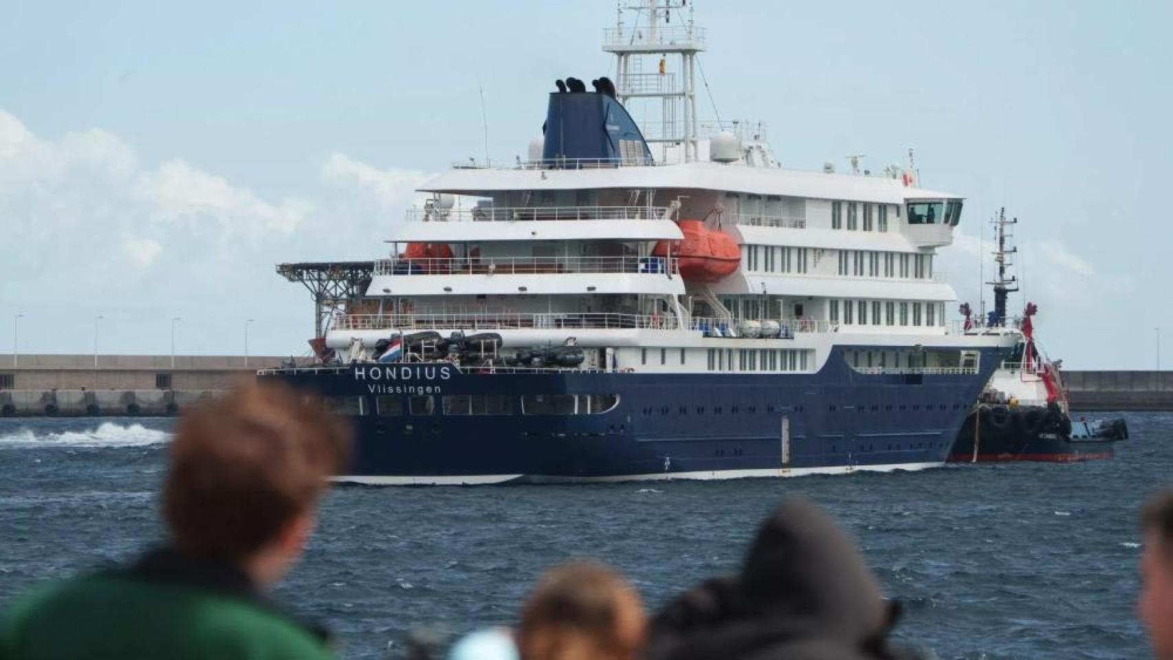 El crucero MV Hondius, afectado por varios casos de hantavirus, permanece fondeado en el interior del puerto de Granadilla de Abona