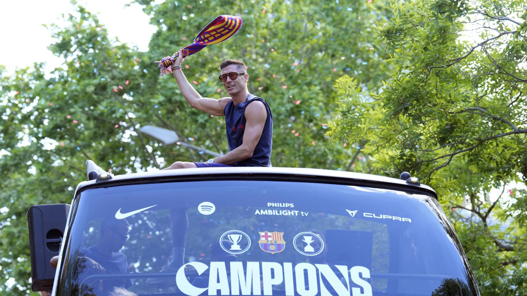 Robert Lewandowski, en la rúa del Barça campeón de Liga.jpg