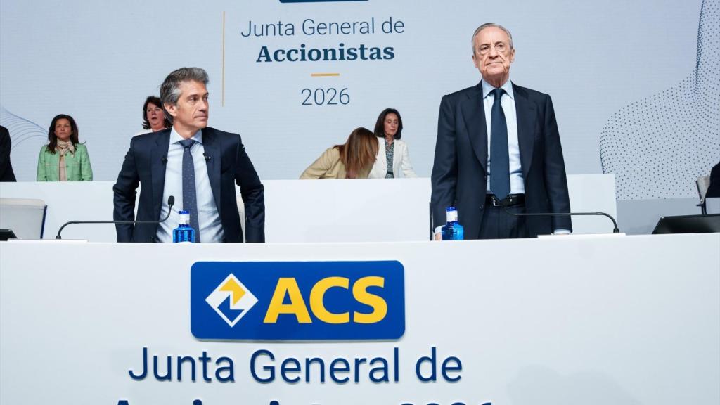 El presidente de ACS, Florentino Pérez (dcha.), y el consejero delegado, Juan Santamaría, al inicio de la junta de accionistas de 2026 / EP