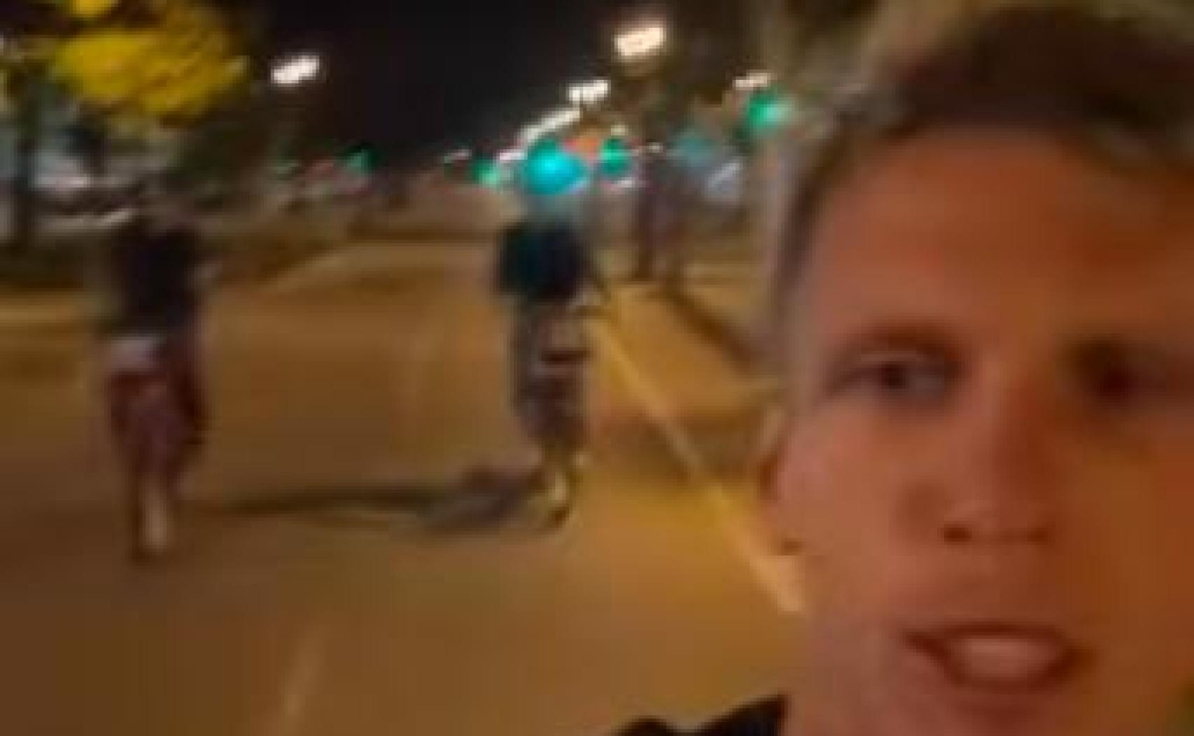 Dani Olmo, junto a Pedri y Éric subidos en bicis de Bicing