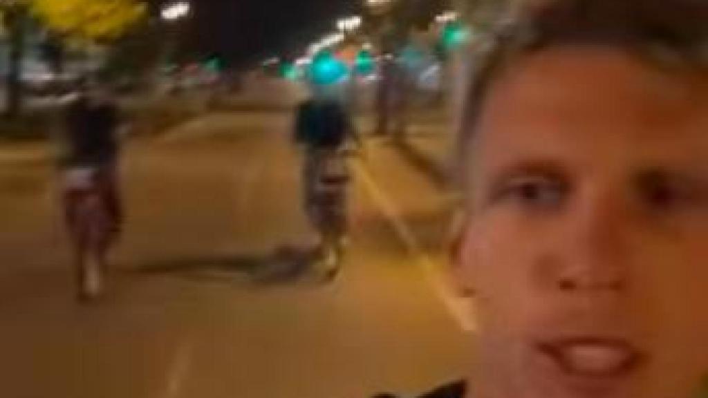 Dani Olmo, junto a Pedri y Éric subidos en bicis de Bicing