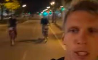 Dani Olmo, juntament amb Pedri i Éric pujats en bicis de Bicing