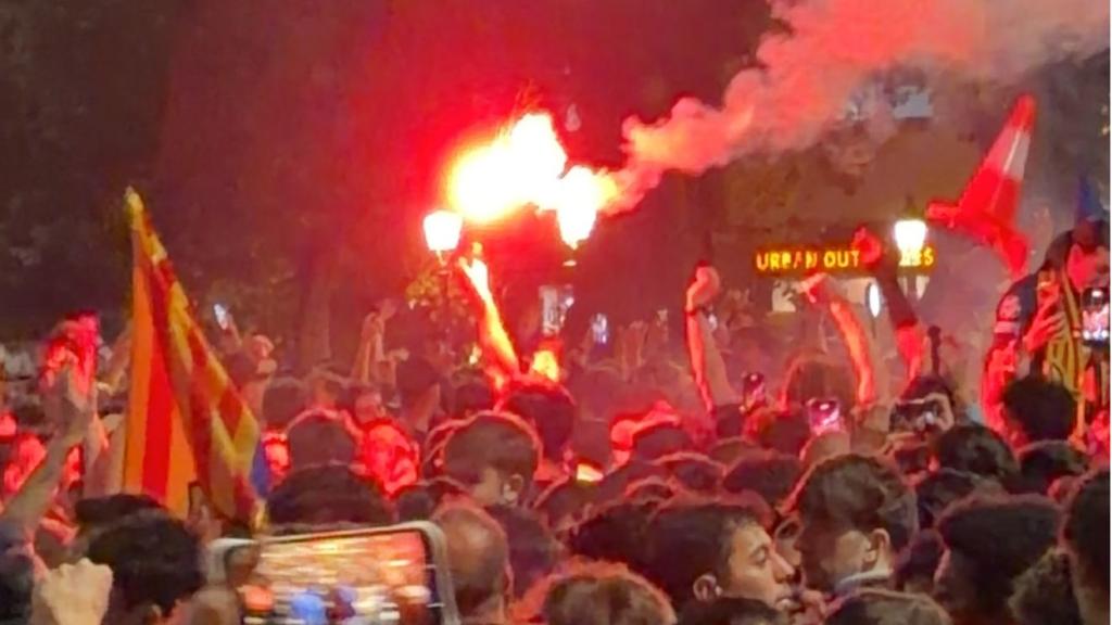Els aficionats culés celebren la conquesta de la Lliga a Plaça Catalunya