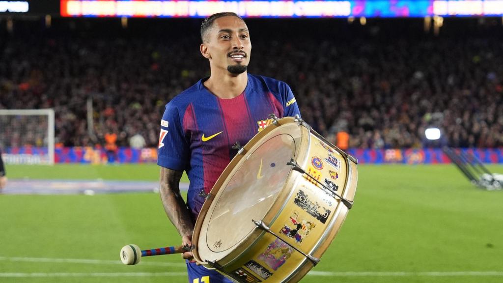 Raphinha agafa el bombo per celebrar la Lliga del Barça