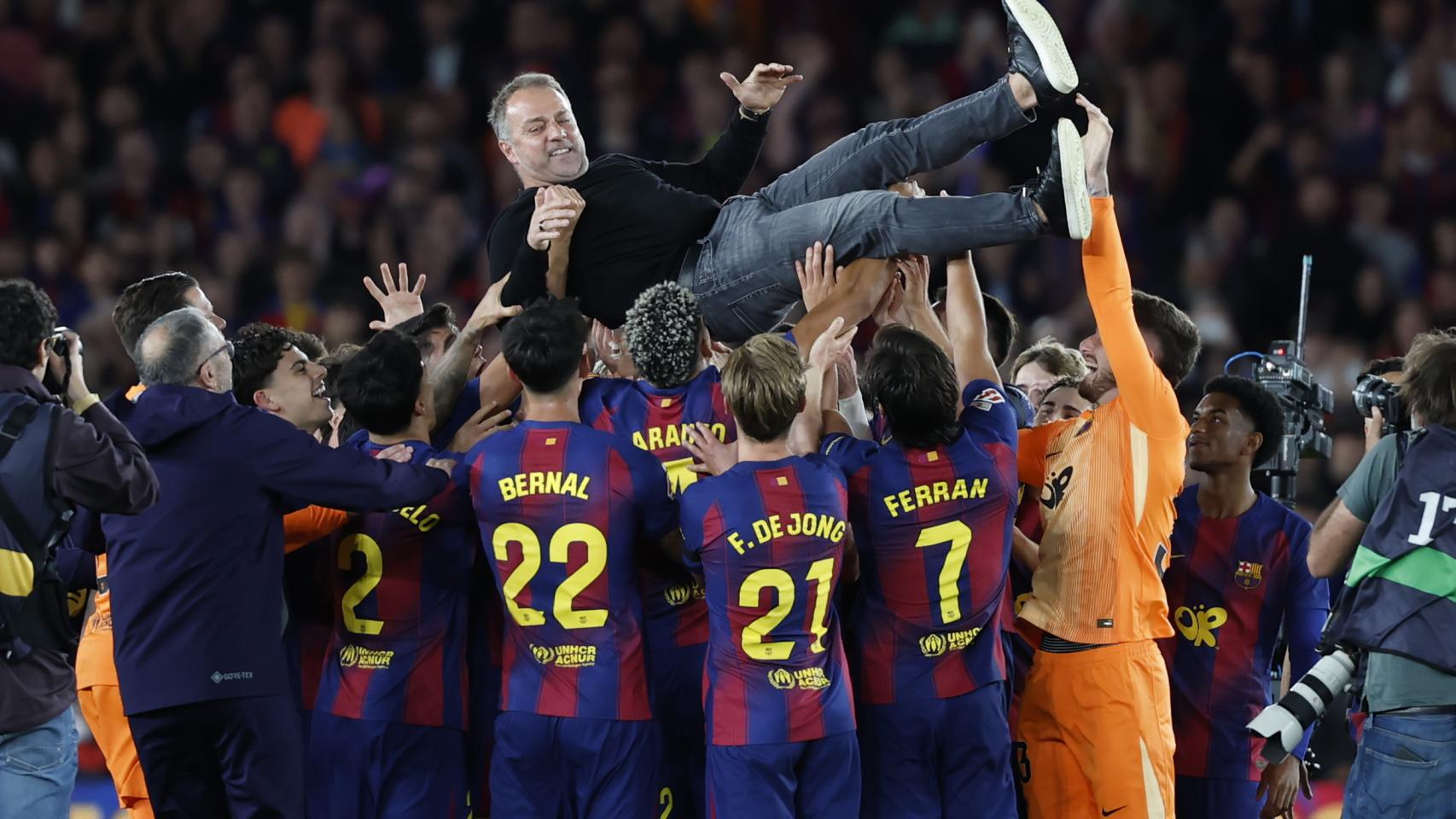 El vestuario del Barça mantea a Hansi Flick tras ganar la Liga