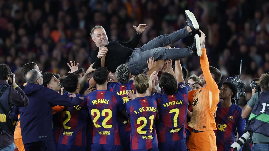 El vestuario del Barça mantea a Hansi Flick tras ganar la Liga