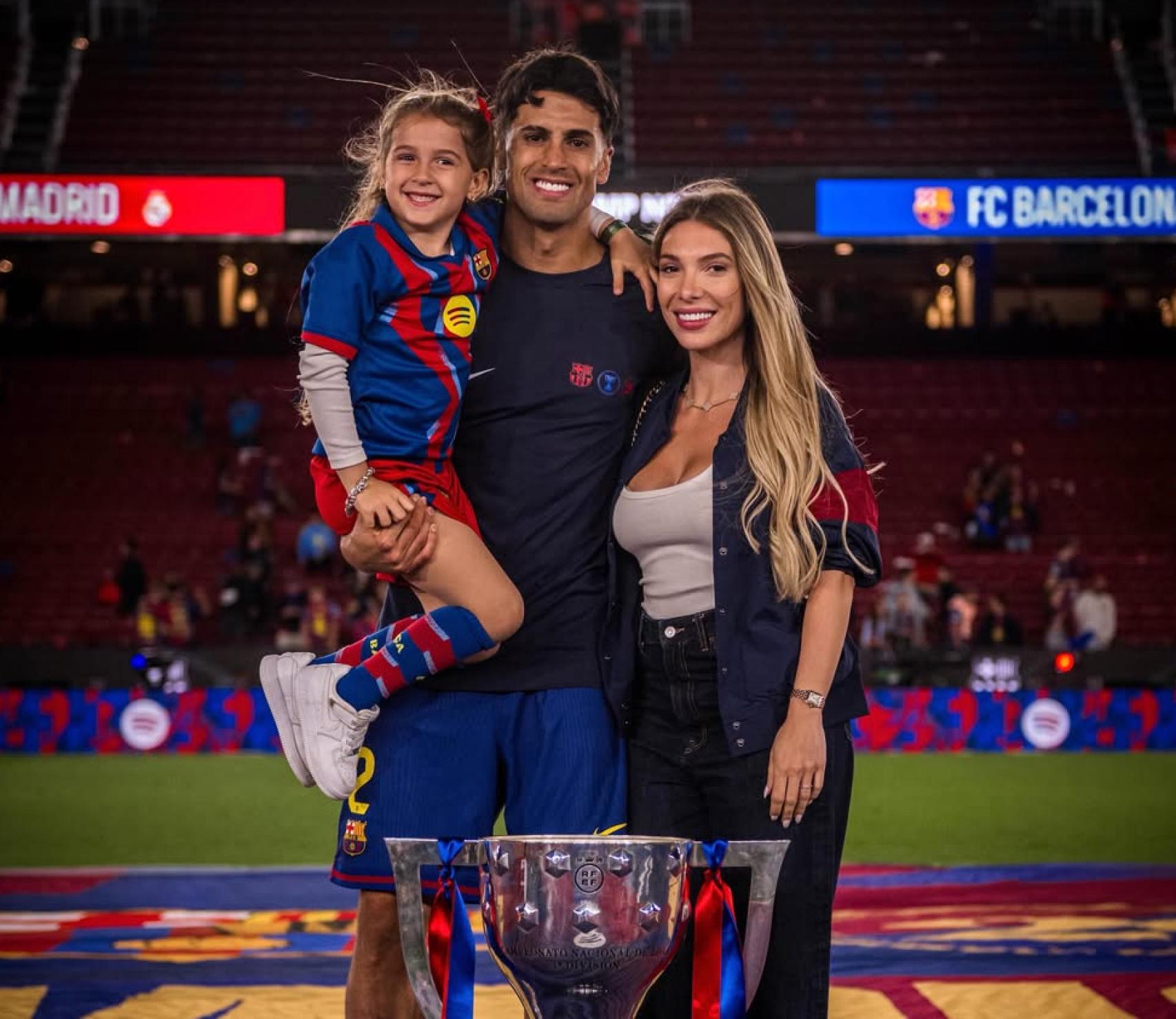 Joao Cancelo celebra la Lliga guanyada amb el Barça amb la seva família