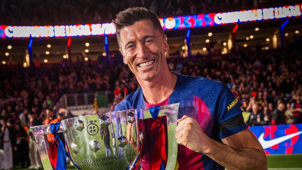 Robert Lewandowski celebra la seva tercera Lliga amb el Barça