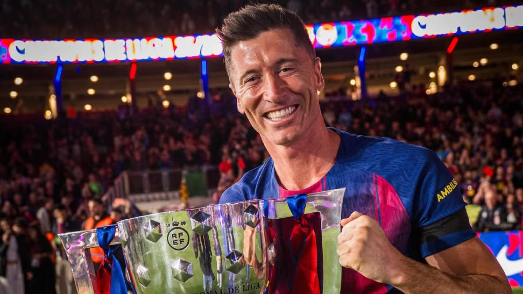 Robert Lewandowski celebra su tercera Liga con el Barça