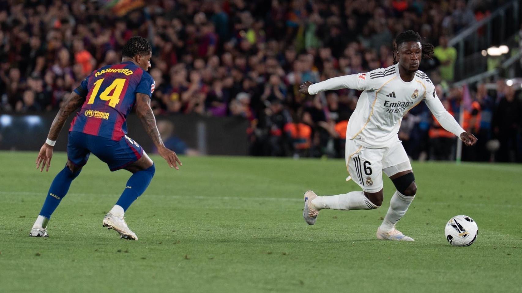 Marcus Rashford presiona a Eduardo Camavinga durante el clásico