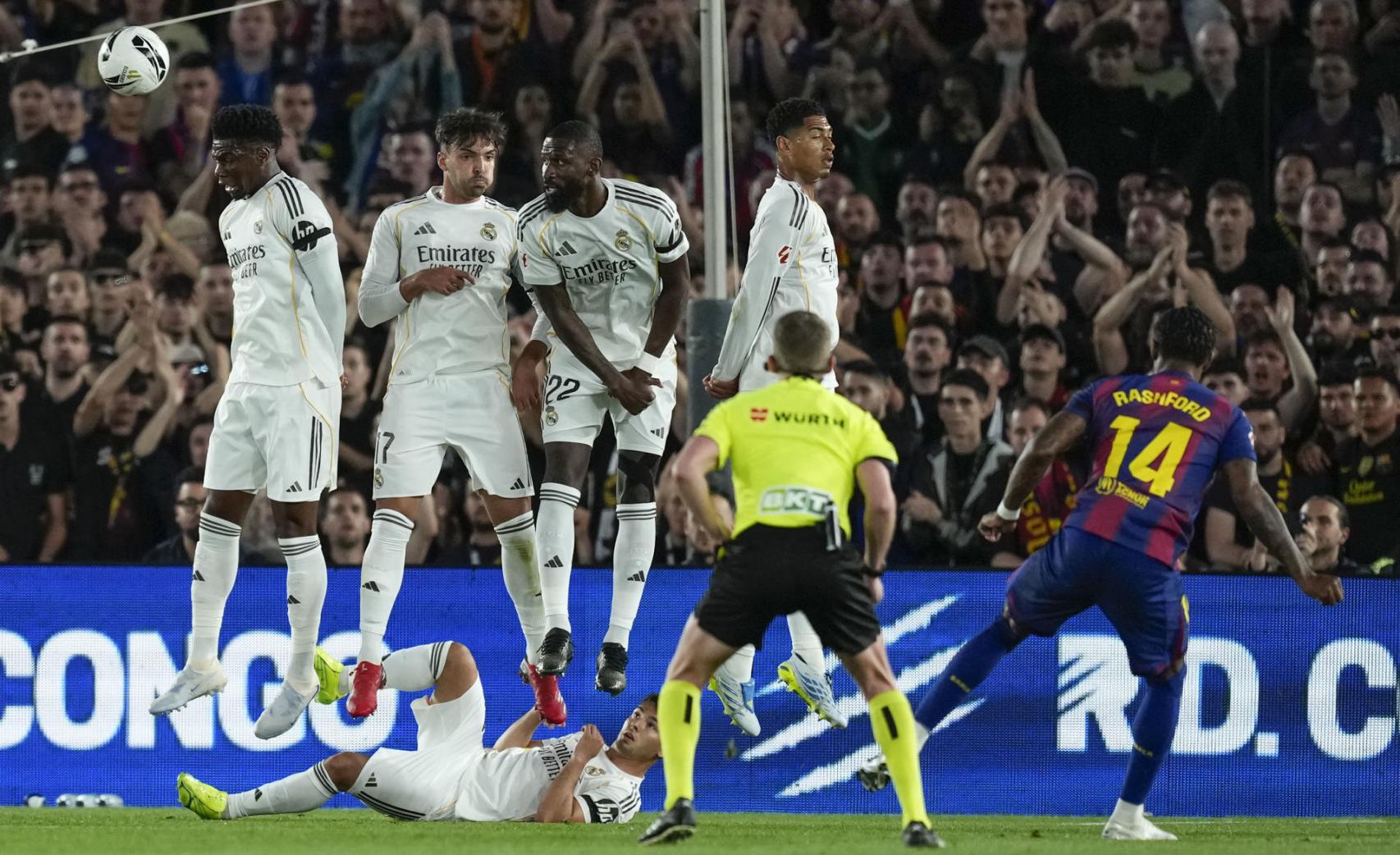 Marcus Rashford xuta una falta que acaba en gol durant el Barça-Reial Madrid