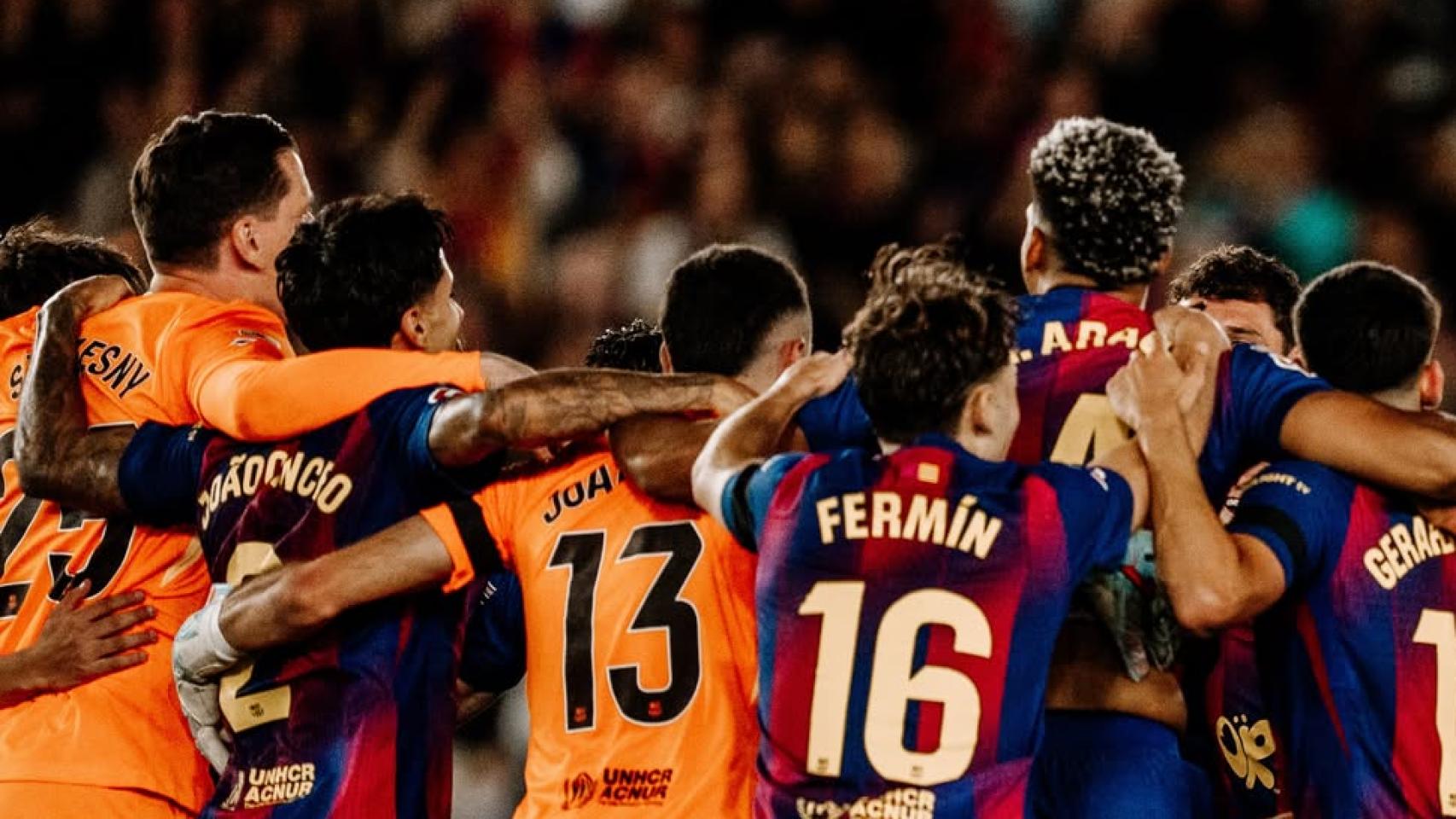 Los jugadores del Barça saltan tras haber ganado la Liga