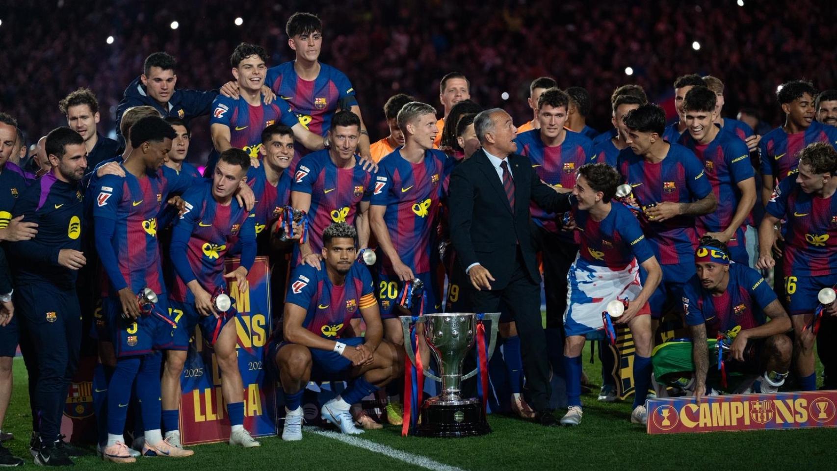 Los jugadores del Barça celebran con Rafa Yuste el título de Liga