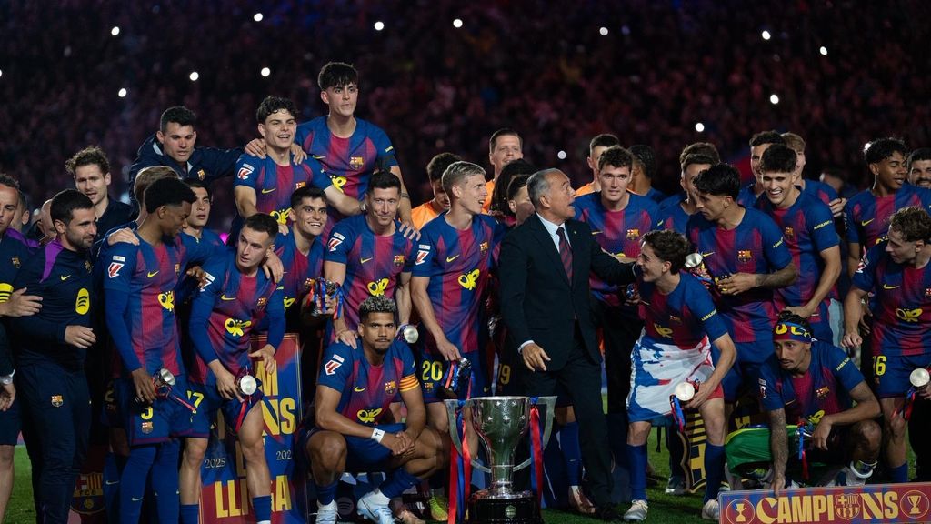 Los jugadores del Barça celebran con Rafa Yuste el título de Liga
